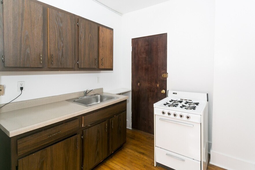 Building Photo - 938 W Cornelia Ave