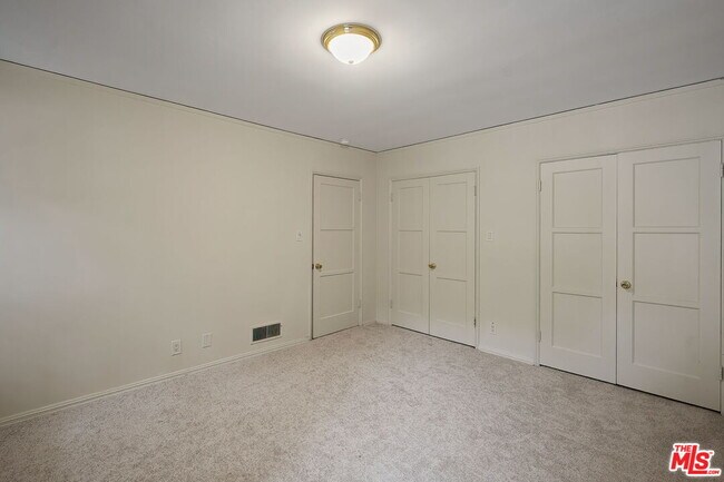 Building Photo - 9149 Hillsboro Dr
