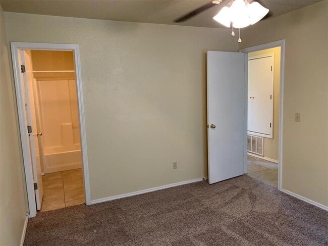 Building Photo - 826 Russell Cir