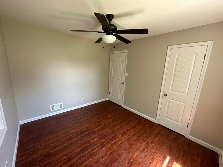 Building Photo - 1463 W Arapahoe Ave