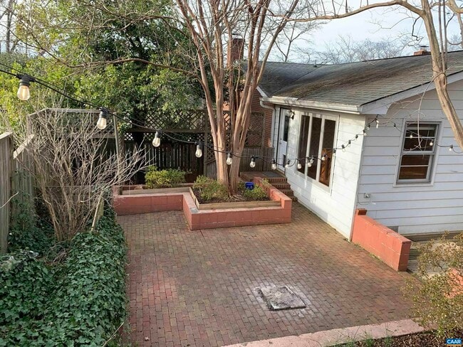 Building Photo - 1028 St Charles Ave