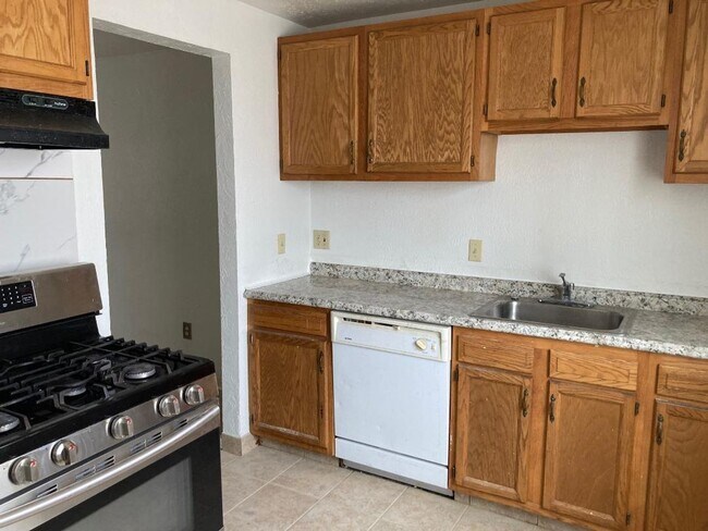 Building Photo - 2 Bedroom Condo for Rent  Warrenville HTS