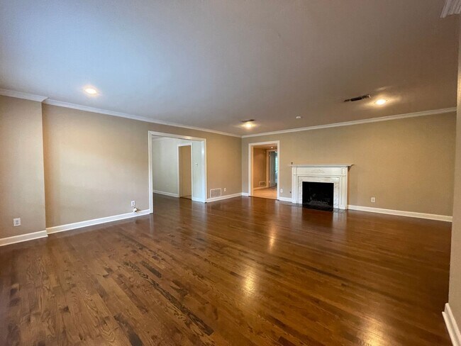 Building Photo - AVAILABLE NOW --3 BEDROOM 2 BATH HOME IN T...