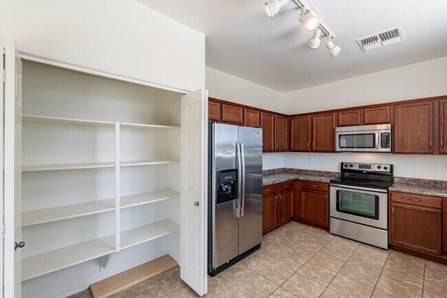 Building Photo - Spacious 4 Bed 2.5 Ba in Gated Community