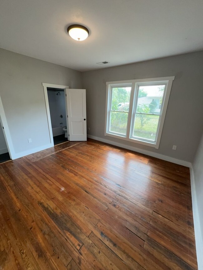 Building Photo - Charming 2 BR 2 BA in St Elmo Leasing Spec...