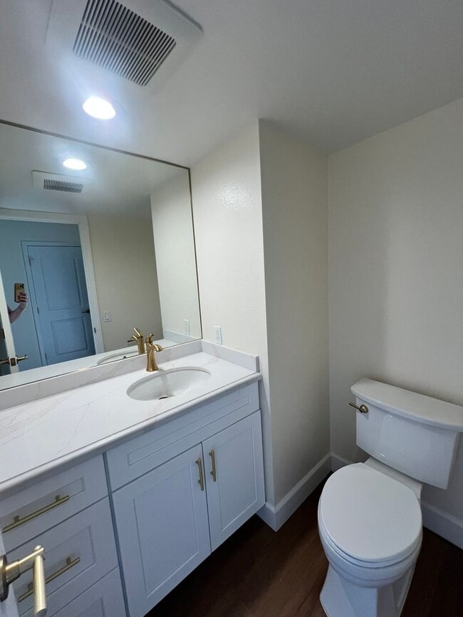 Building Photo - Thousand Oaks - 3 bedroom, 2.5 bath in the...