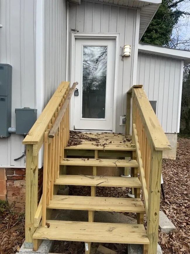 Building Photo - 3 Bedroom 2 Bathroom