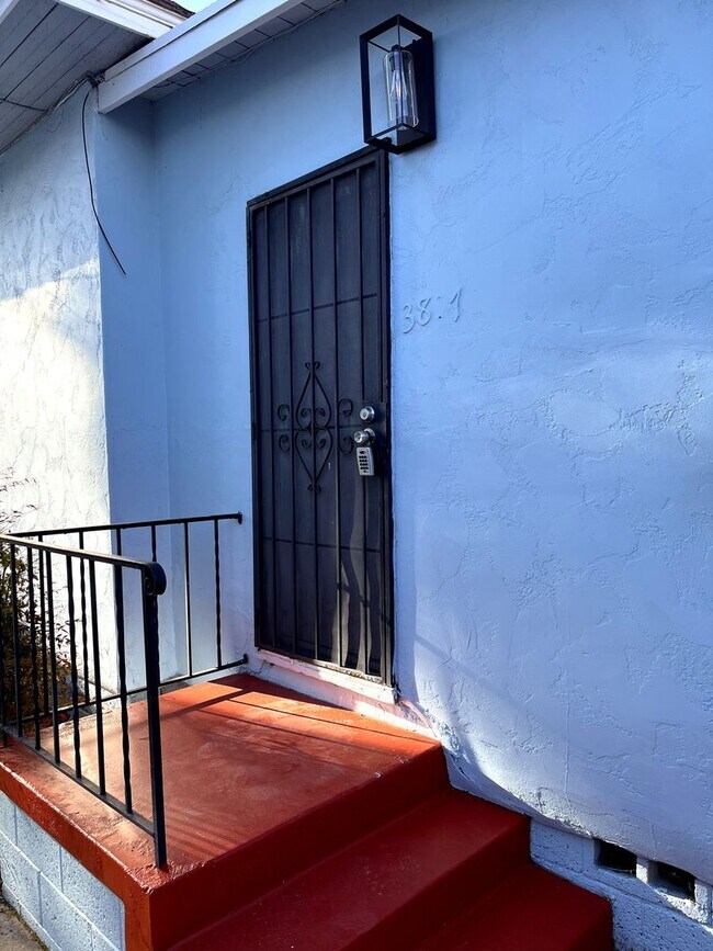 Building Photo - Free Rent until FEBRUARY 2026! Brand new" Cottage!  1-BR + den, totally remodeled!