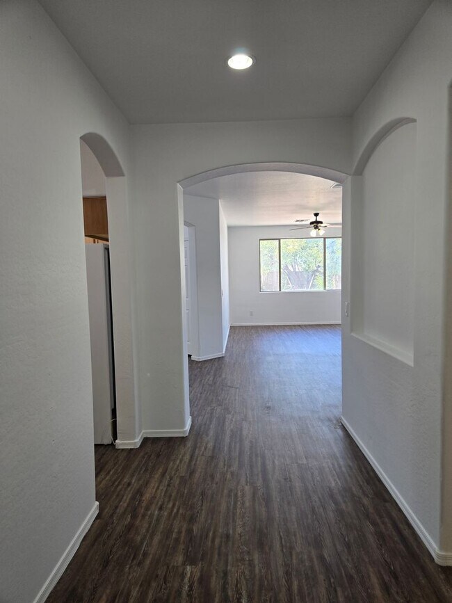 Building Photo - Spacious 4 bed, 3 full bath home in New Ri...