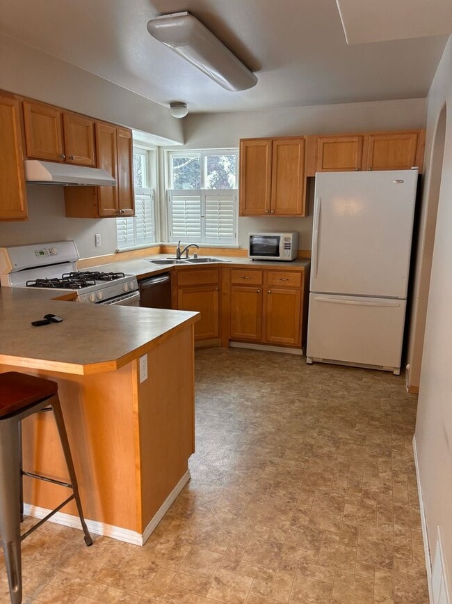 Building Photo - Beautiful and spacious East Anchorage home