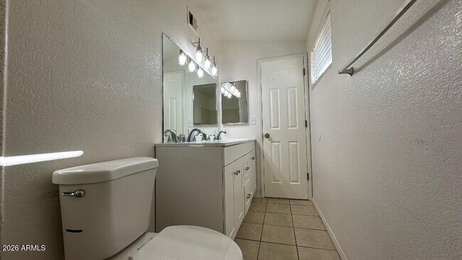 Building Photo - 3850 Blackbird Dr