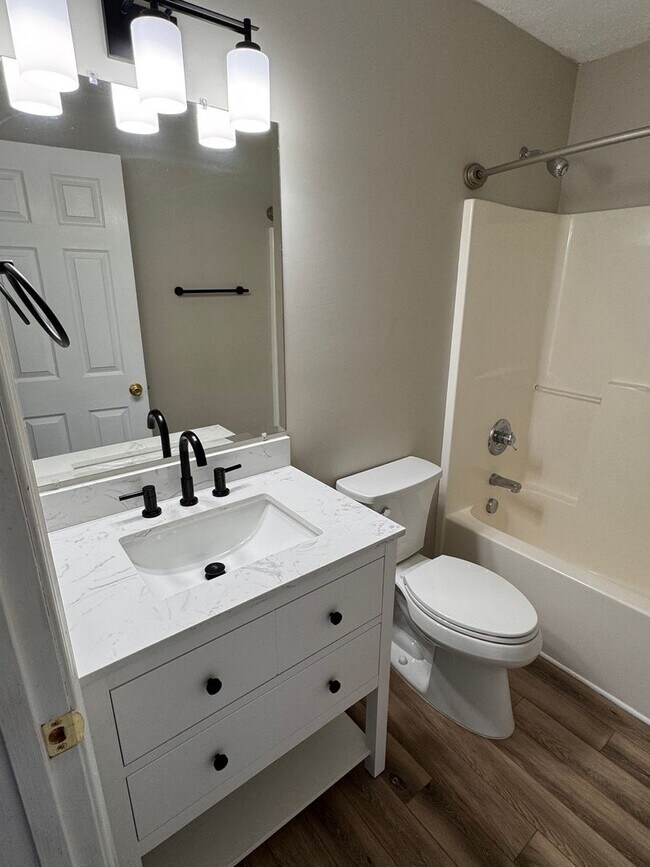 Building Photo - 3 Bedroom || 2 Full Bathroom & 2 Half Bathroom Townhome