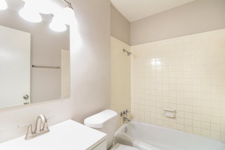 Building Photo - 2701 5th Ave N