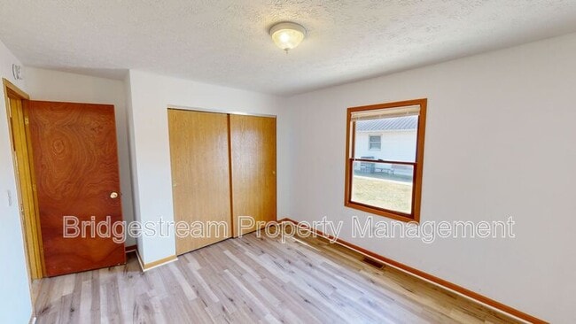 Building Photo - 214 Woodsview Dr