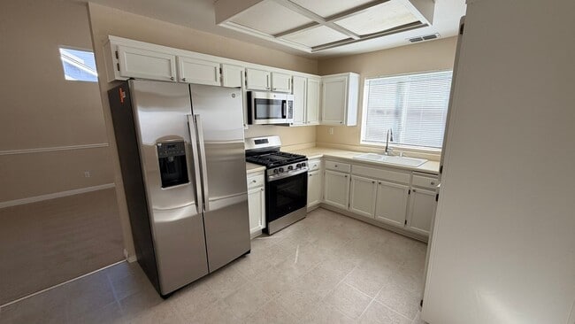 Building Photo - Oakley beautiful 3 bedroom 2 bath w/vaulted ceilings & much more