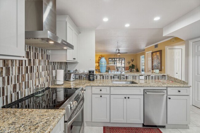 Building Photo - 2 Bed 2 Bath waterfront Condo