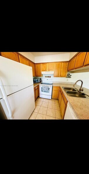 Building Photo - 5238 Sunridge Palms Dr