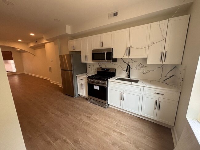 Building Photo - Rehabbed 4 bedroom Townhome