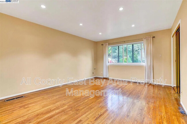 Building Photo - 1740 Ganges Ave