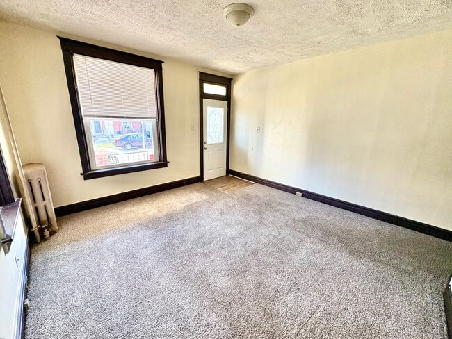 Building Photo - 3 Bedroom Single Family Home in Harrisburg!