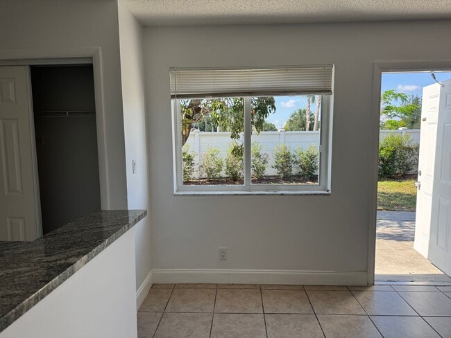 Building Photo - Garage Parking ** 2 Bedroom 1 Bath ** Offe...