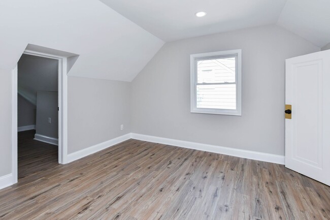 Building Photo - 4 Bedroom 2.5 Bathroom Open Floor Plan 3 S...