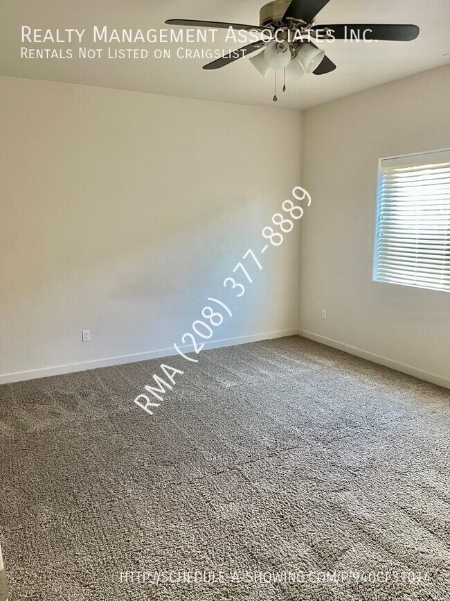 Building Photo - Gorgeous Townhouse Located in Meridian Nea...