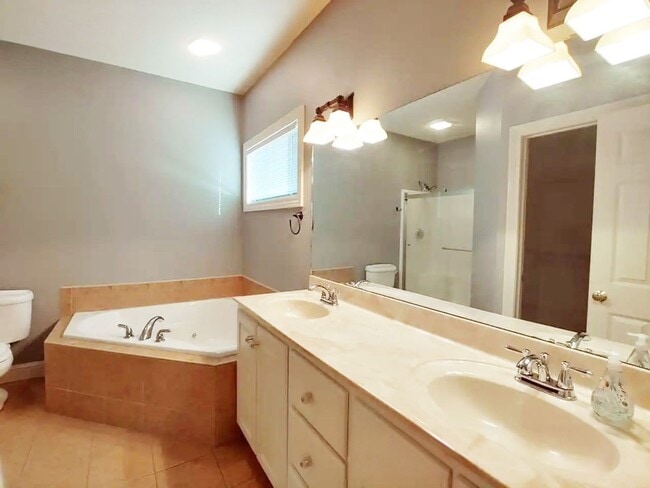 Building Photo - Spacious Duplex In Cape Girardeau