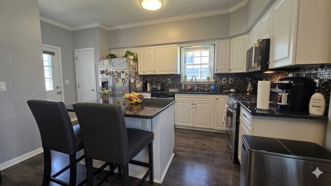 Building Photo - Welcome to this 3 bedroom 3 Bull Bathroom home with a Basement