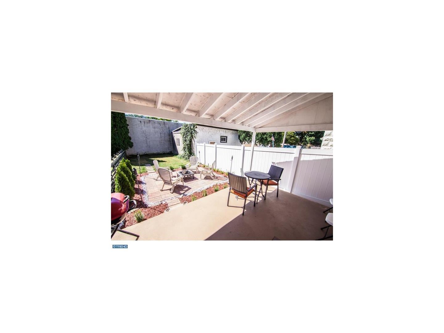 Patio - 703 E Hector St