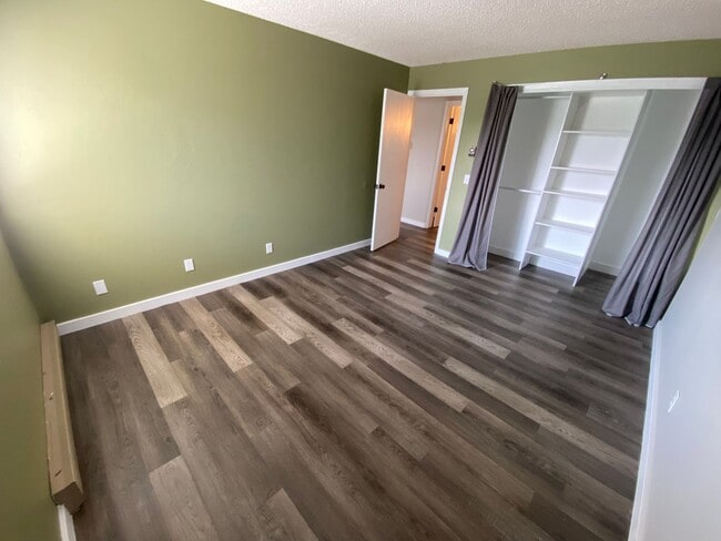 Building Photo - Spacious Updated Condo