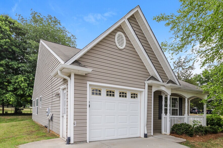 Building Photo - 296 Konnoak Village Cir