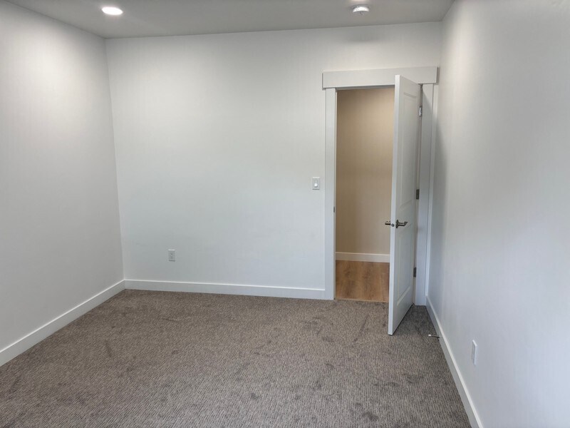 Building Photo - 67 E Wayside Dr