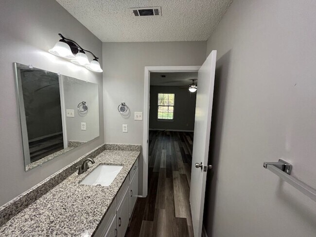 Building Photo - 16 Eastwood Dr