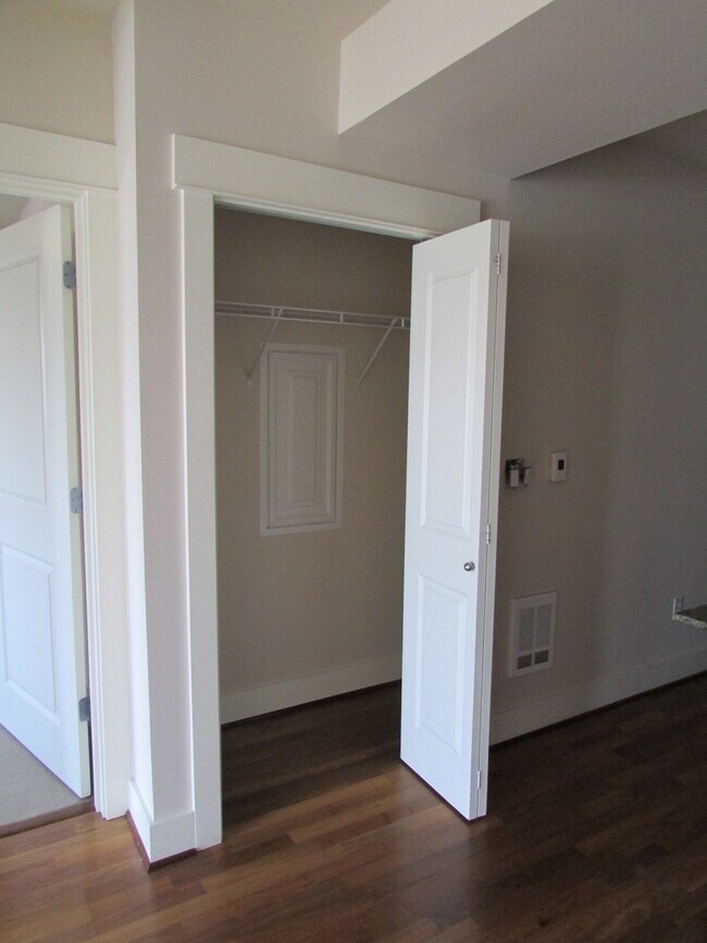 Building Photo - Beautiful 1 Bed + Den/1.5 Bath Condo @ Mar...