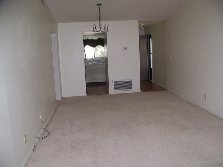 Building Photo - 2001 San Marcos Dr SE