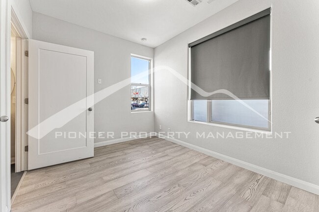 Building Photo - Beautiful Townhome with Central A/C and Two Car Garage!