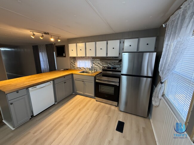 Building Photo - 2 Bed 1 Bath Rental Available in Zephyrhills *Move-In Ready*