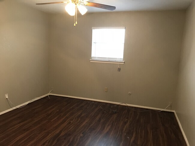 Building Photo - Single Family Home *LEASING SPECIAL AVAILABLE*