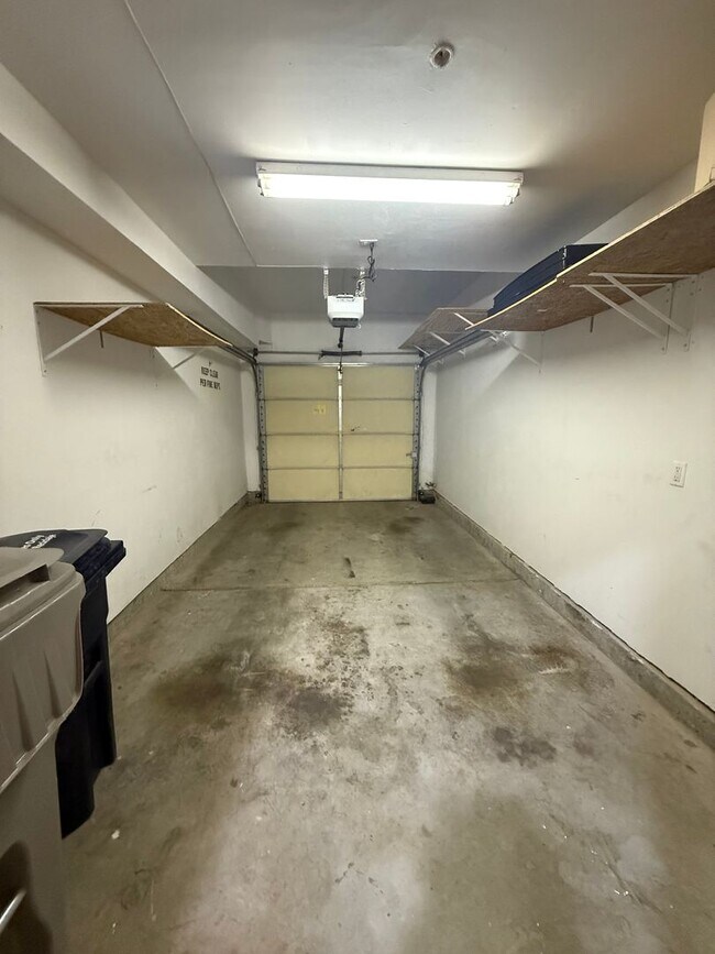 Building Photo - Spacious 1 bed 1 bath condo with loft Available now!