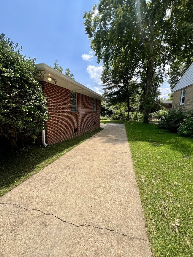 Building Photo - Charming 3-Bed, 2-Bath Spacious Home in Ch...