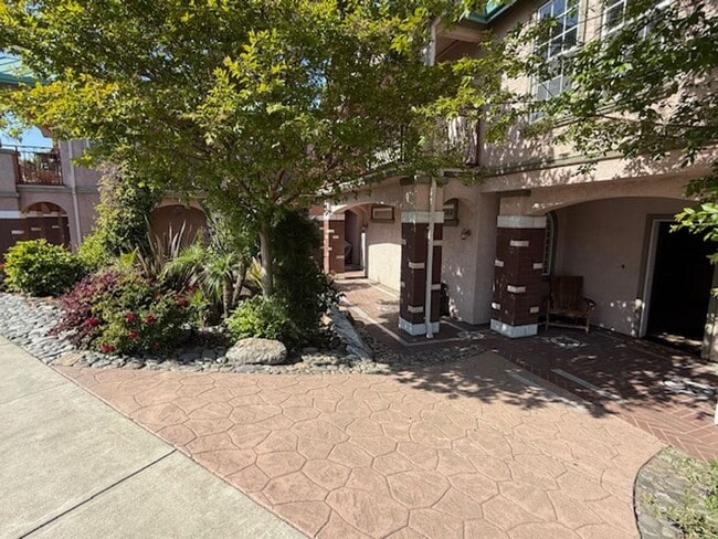 Building Photo - 2-Story Rodeo Home with Beautiful Spacious...