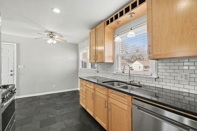 Building Photo - Remodeled 2 Bedroom 1.5 Bath - Overland Park