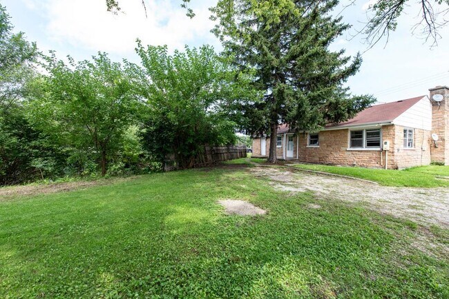 Building Photo - 618 N Oplaine Rd