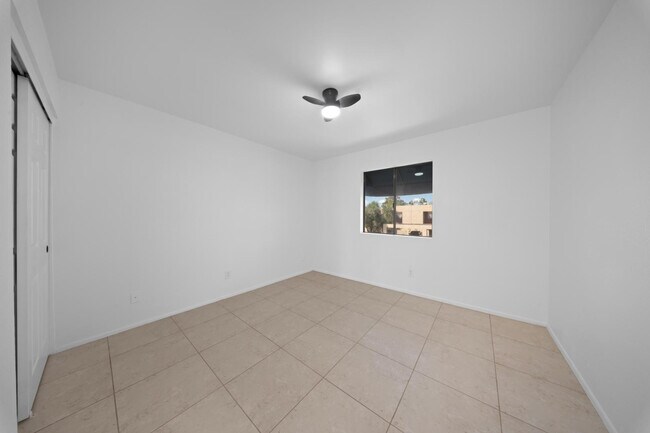 Building Photo - 220 N 22nd Pl