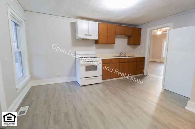 Building Photo - 121-123 S State St