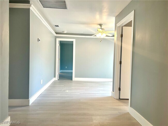 Building Photo - 652 NE 15th Ct