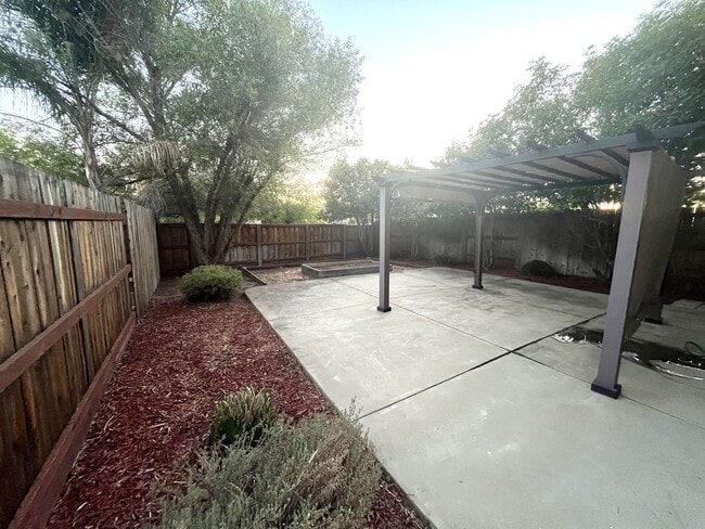 Building Photo - Spacious 3 Bedroom Condo for Rent in Linco...
