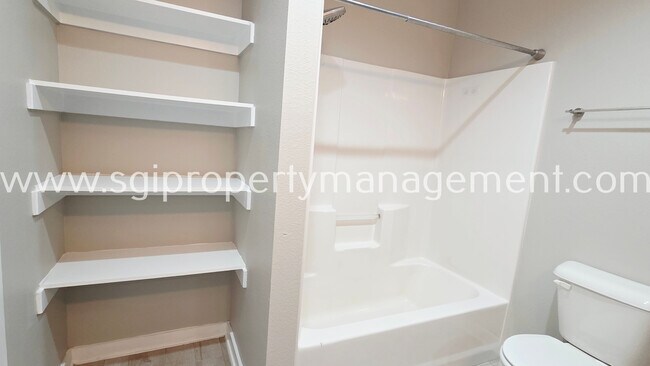 Building Photo - 523 Wood Dr