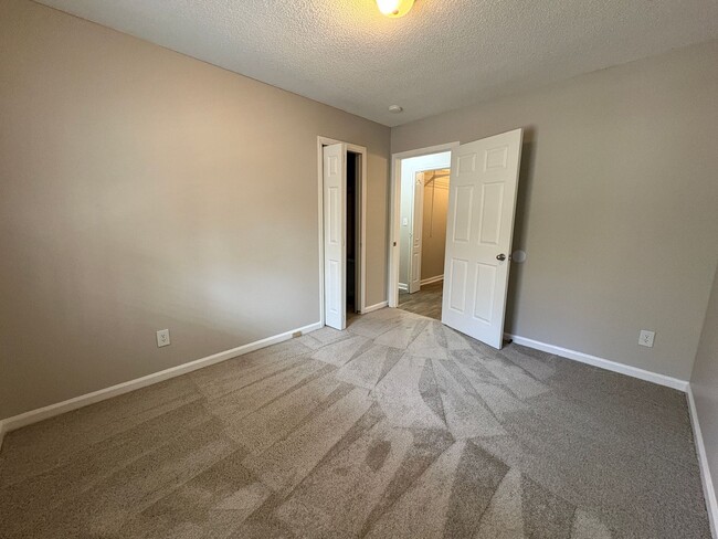 Building Photo - MOVE IN SPECIAL: 3 Bedroom, 2 Bathroom House in High Point!